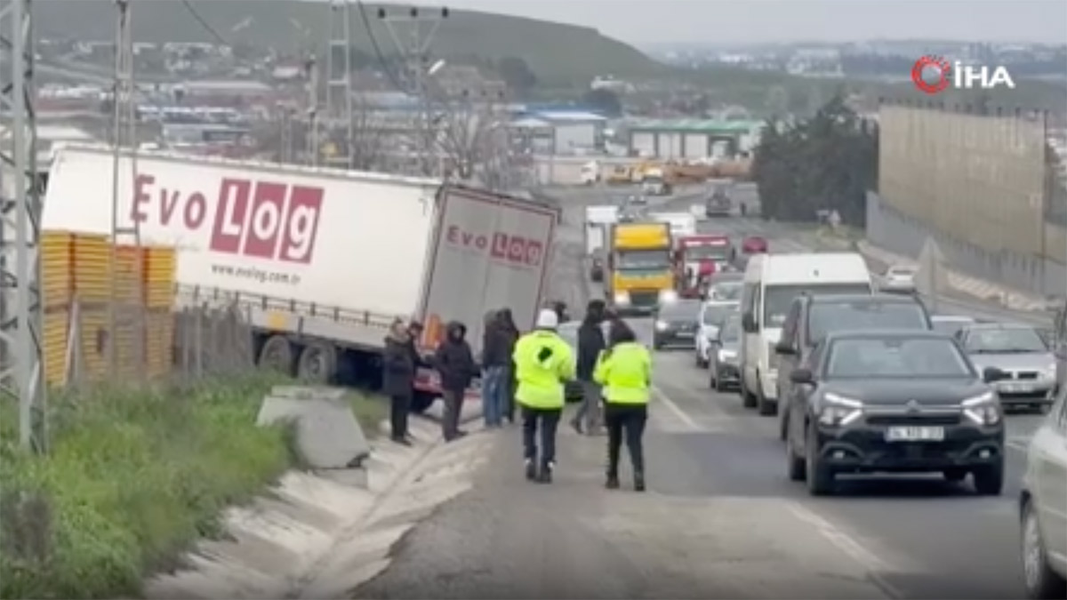Büyükçekmece'de feci ölüm! Tamir etmek istediği tırın altında kalan sürücü hayatını kaybetti