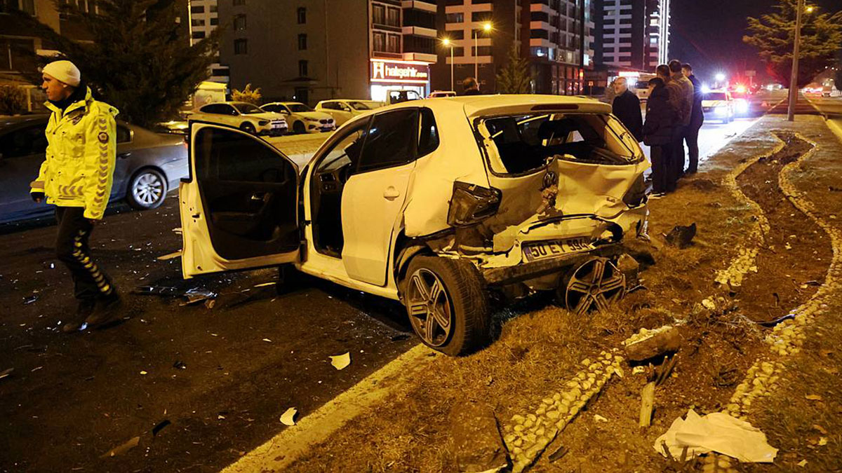 Kaza yaptı, yaralı arkadaşlarını bırakıp arkasına bile bakmadan kaçtı! Ortalığı savaş alanına çevirdi