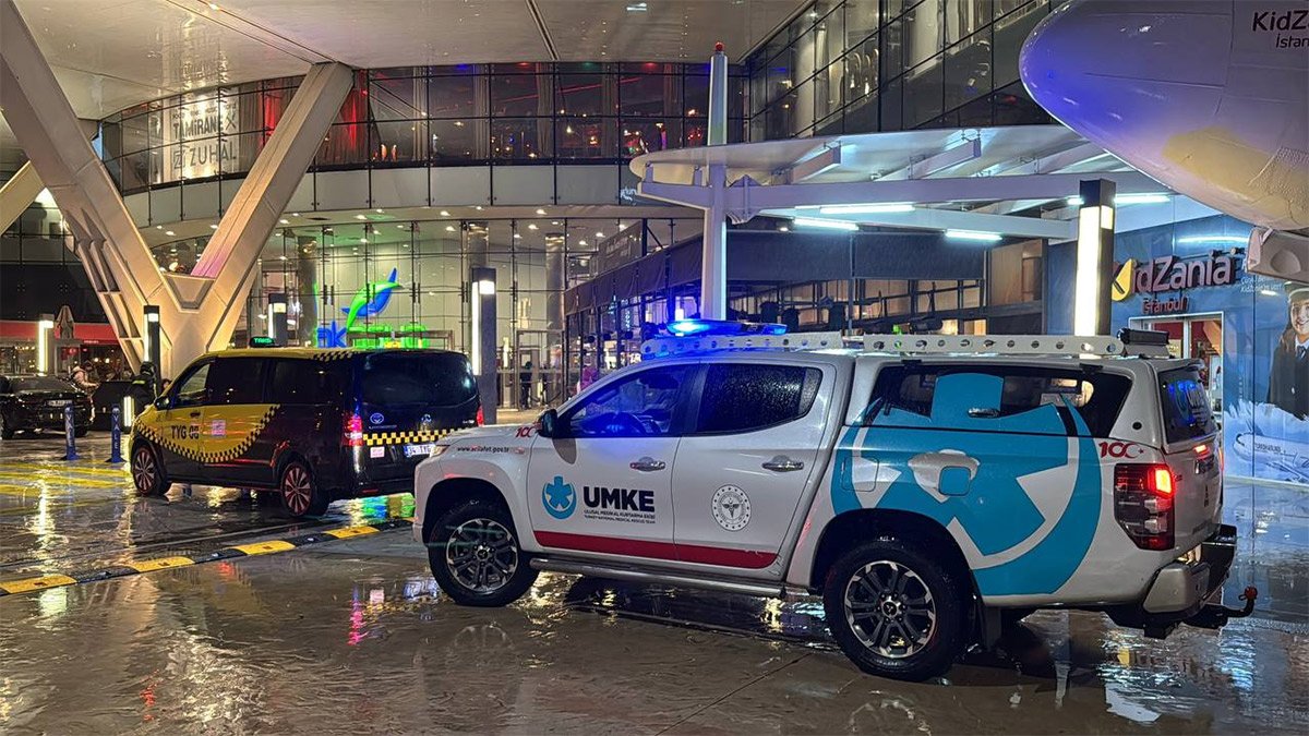 İstanbul'da panik! AVM'de yangın çıktı