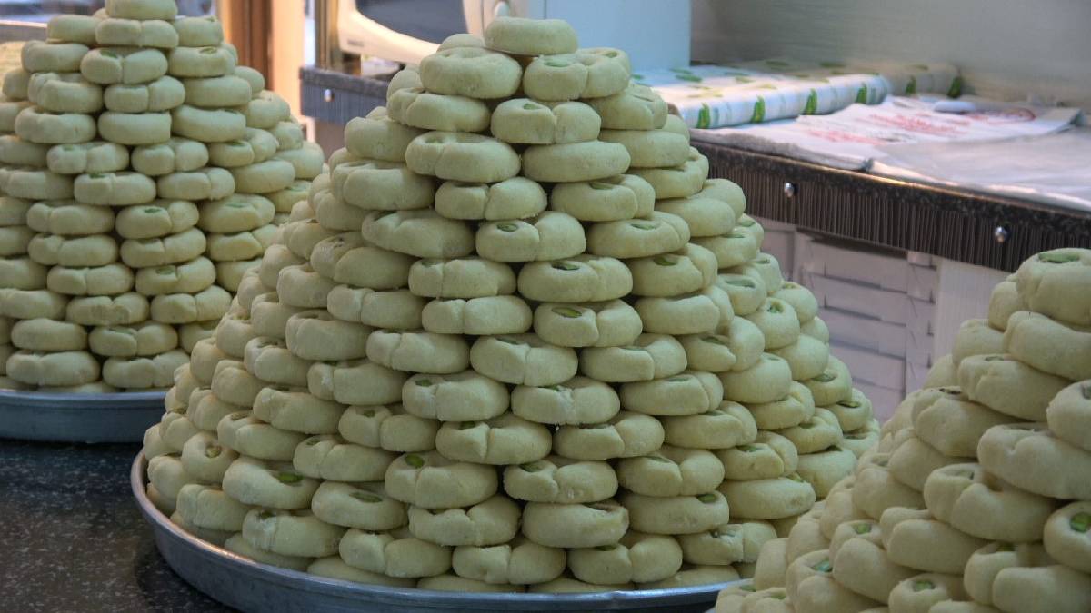 Kandil simidinden daha çok tüketiliyor, Kilisliler kilo kilo götürüyor! Özel günlerin en özel lezzeti fıstığa doyuruyor