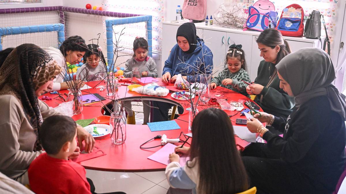 Bornova’da sevgi çiçekleri açtı: Minik eller, büyük sevgiler