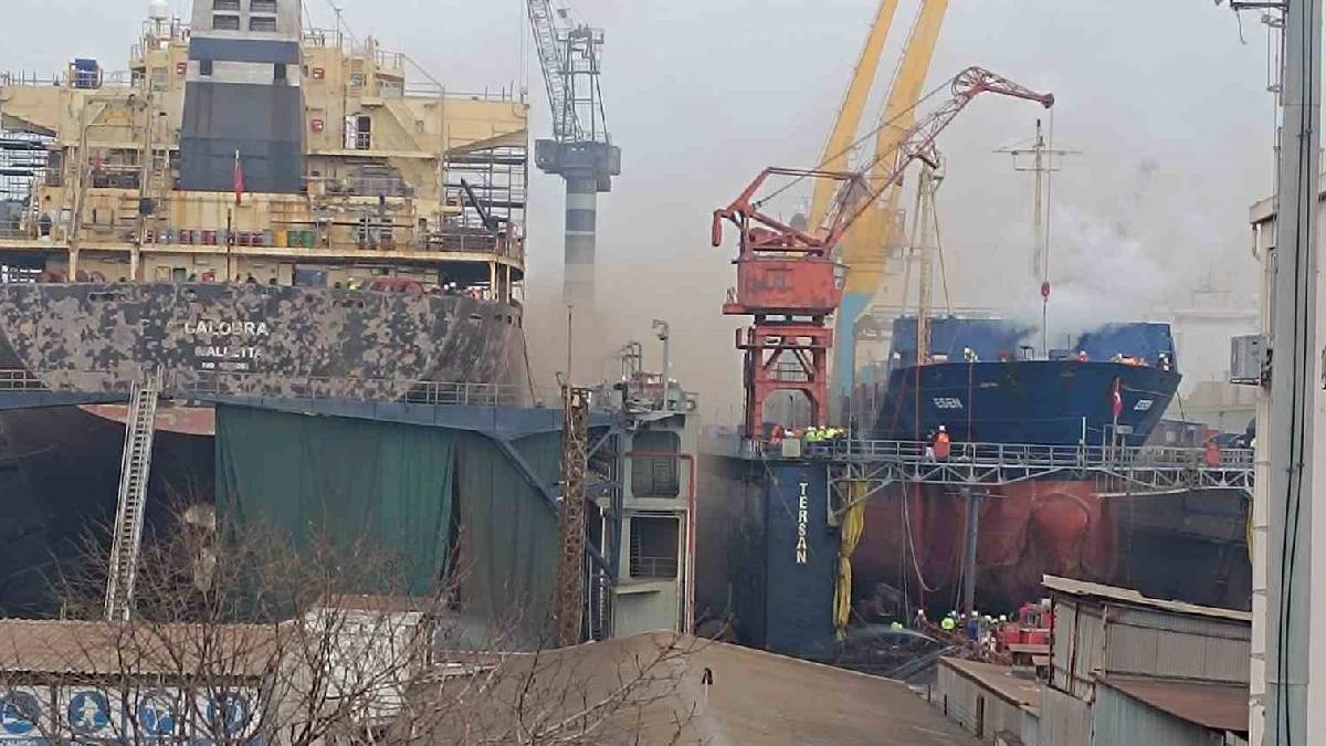 Tuzla Tersanesi’nde bulunan bir gemide yangın: Kargo gemisinde hasar meydana geldi