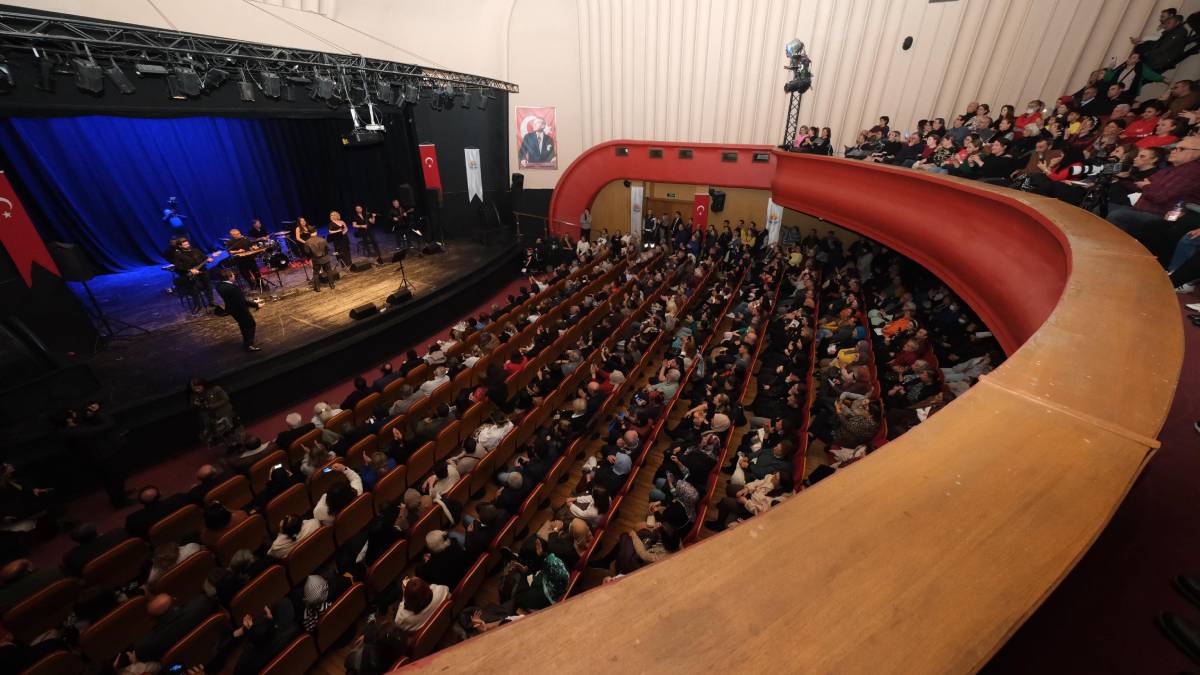 Adanalı merhum sanatçı Ferdi Tayfur, Büyükşehir’in düzenlediği gecede anıldı