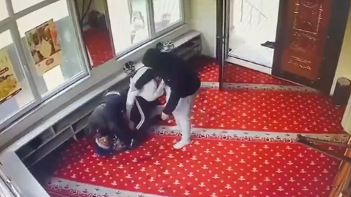 Başakşehir’de camide makaslı saldırı! 16 yaşındaki çocuk yaralandı