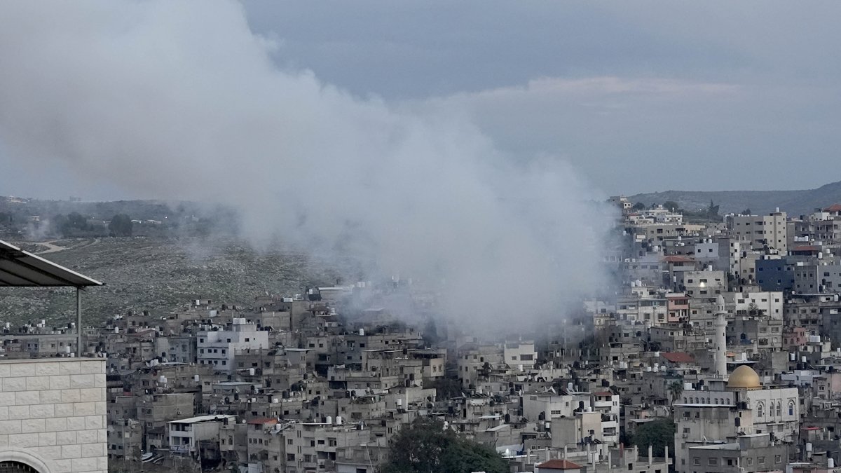 İsrail, Batı Şeria'da 2 Filistinliyi gözaltına aldı