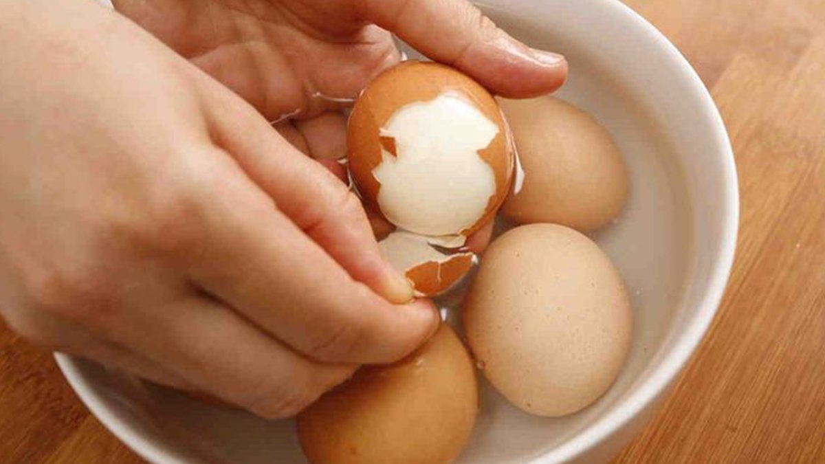 Yumurtaları kolay soymanın sırrı buymuş! Haşlama suyuna bir kaşık ekleyin: Kabuğu kendiliğinden çıkacak