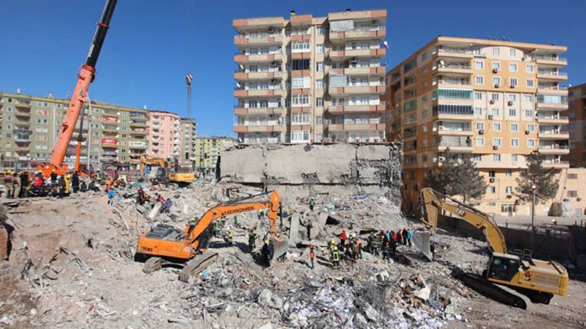 Depremde 103 kişiye mezar olmuştu: Kule Apartmanı'nın müteahhidine tahliye