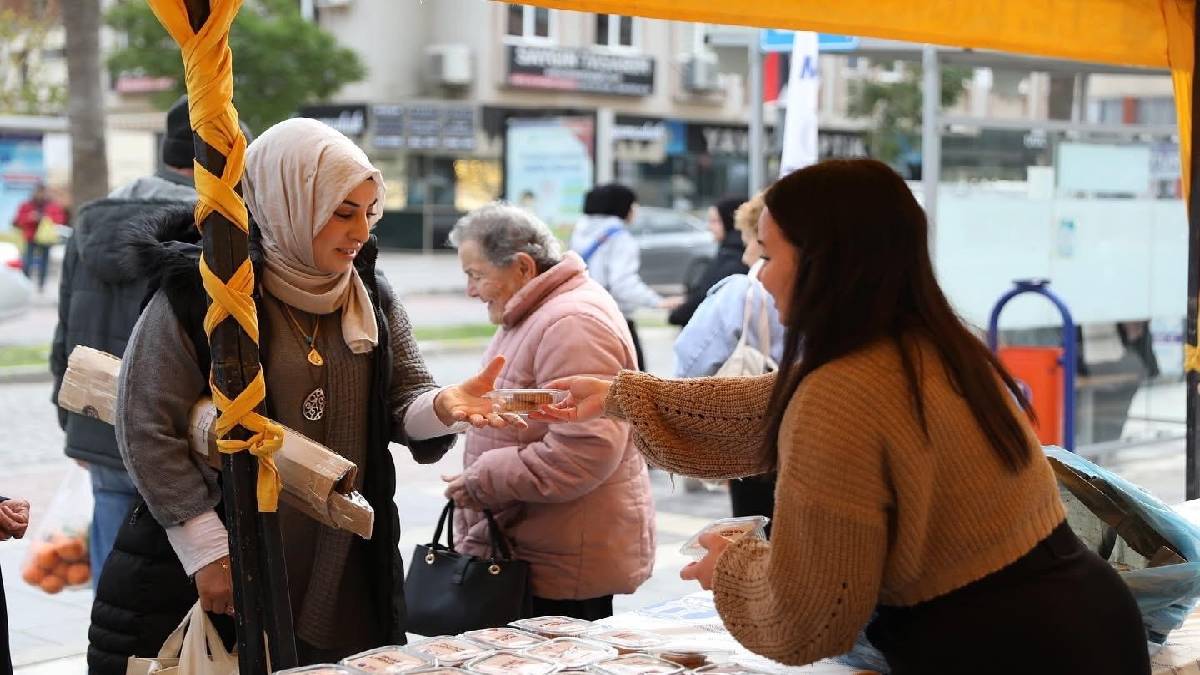 Osmanlı’nın asırlık lezzetine yoğun ilgi! Kuyruğun başı var sonu yok: Tezgahta kırıntısı bile kalmıyor