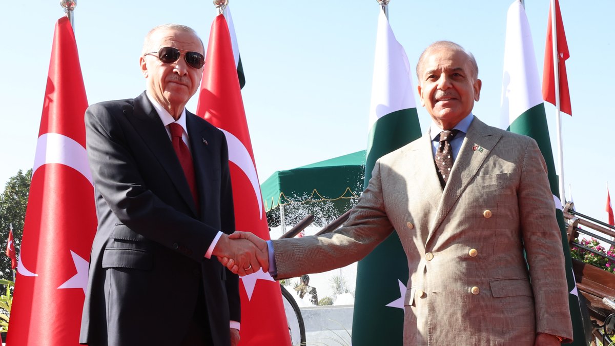 Erdoğan, Pakistan'da Başbakan Şerif ile görüştü