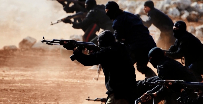 Muhalifler: IŞİD, Halep'teki bölgeleri savaşmadan Esad'a bırakıyor