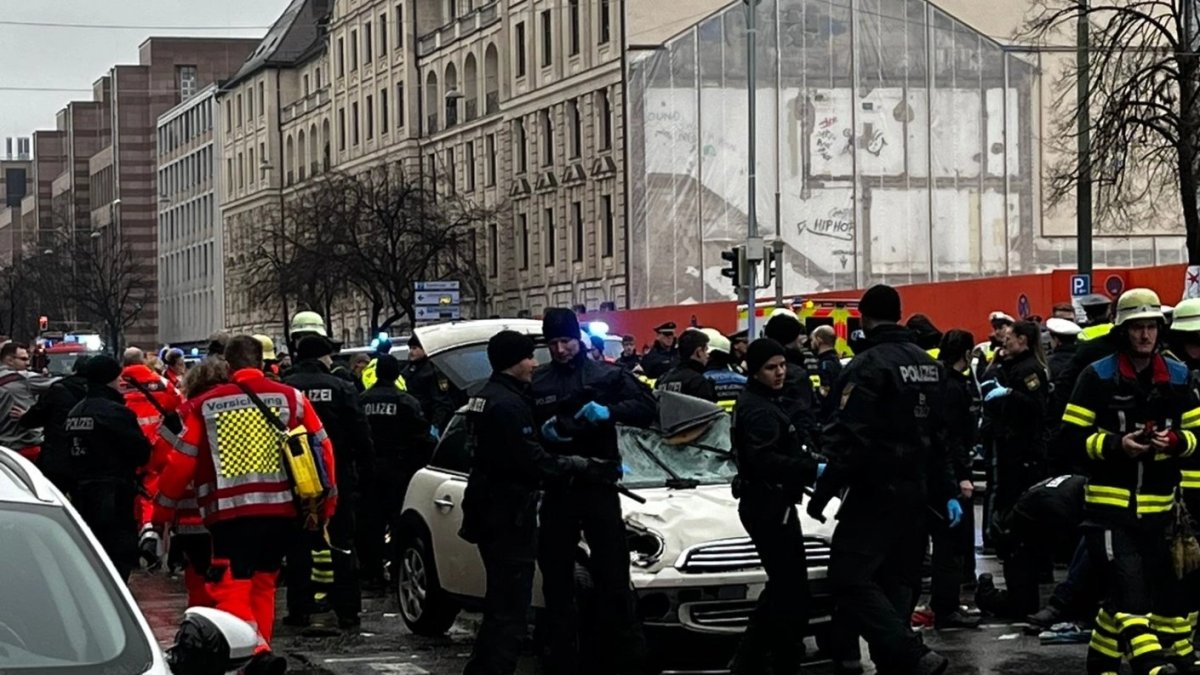 Almanya'da bir araç kalabalığa daldı: En az 15 yaralı