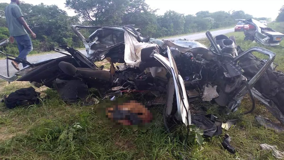 Zimbabve'de katliam gibi trafik kazası: 24 ölü...