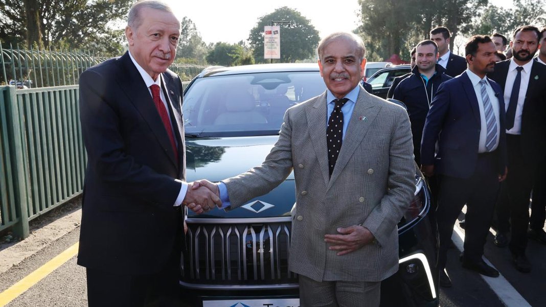 Erdoğan Pakistan Başbakanı'na Togg hediye etti
