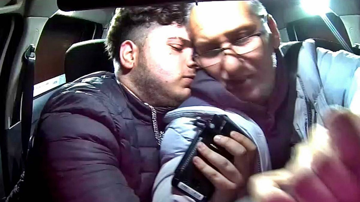 Taksiciyi bıçakla gasbederken yakalanan zanlının savunması hayrete düşürdü! Bıçağı elleriyle tutup gaspçıyı engelledi