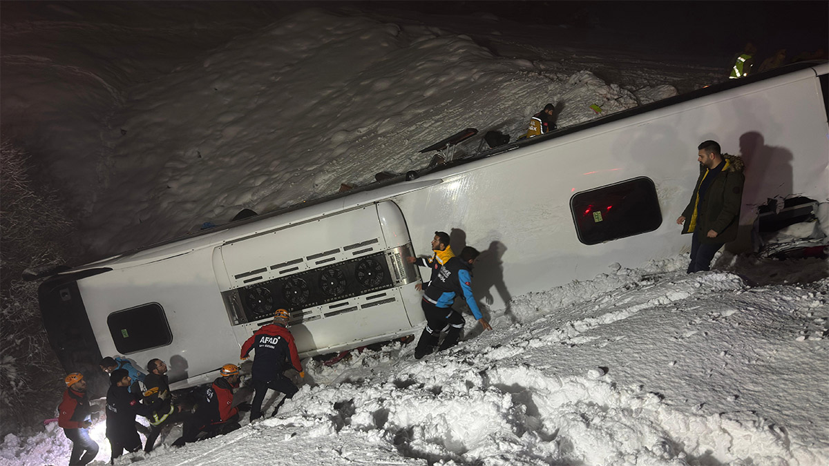 Bingöl'de yolcu otobüsü devrildi! Ölü ve yaralılar var