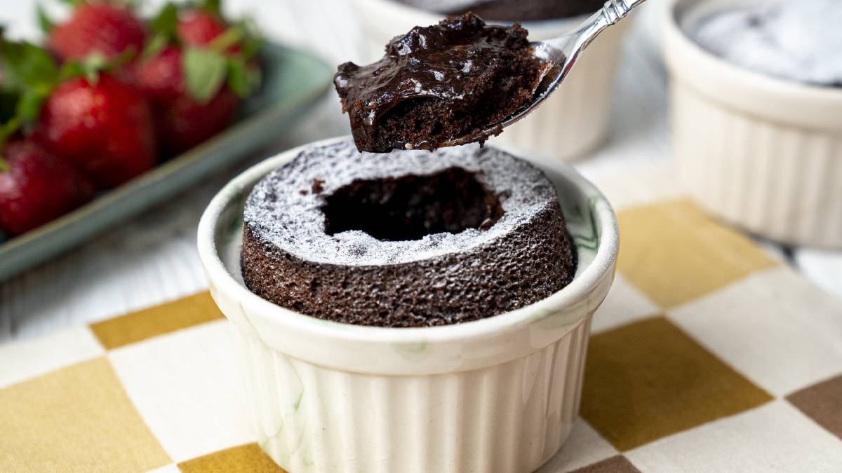 Çay yanına şipşak tarif! Çikolata bombası tatlıya doyuracak! Az malzemeyle kısa sürede yapılıyor