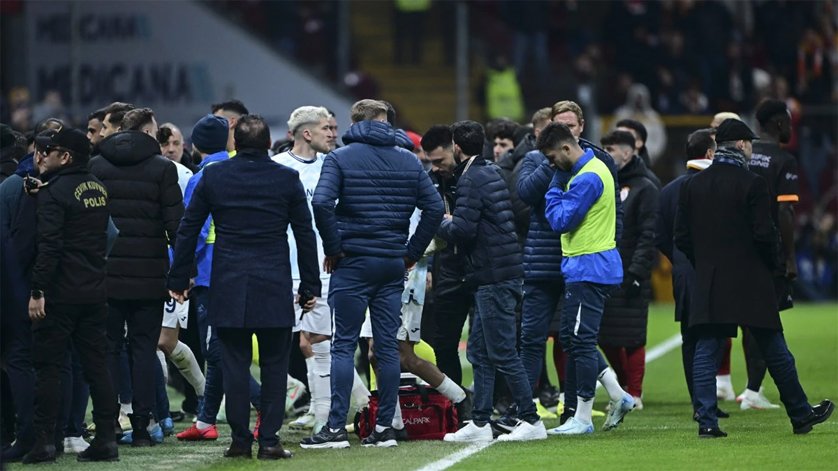 Sahadan çekilmenin faturası ağır oldu: PFDK'dan Adana Demirspor'a ceza yağdı