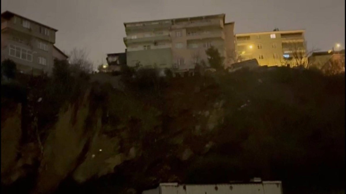 Üsküdar'da korku dolu anlar: Toprak kaydı, 2 bina boşaltıldı