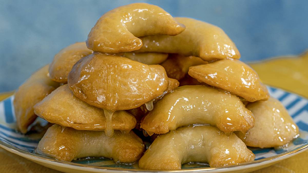 Asla kuru kalmıyor, hamur da olmuyor! Kurabiye sevmiyorum diyen kalmayacak! İşte şerbetli kurabiye tarifi…