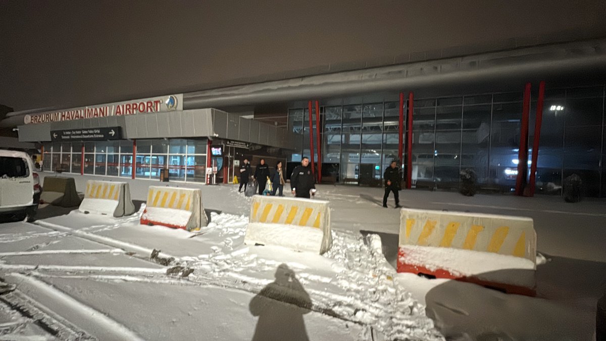 Uçakta kavga çıktı, pilot Erzurum'a iniş yaptı: Yolcular gözaltına alındı