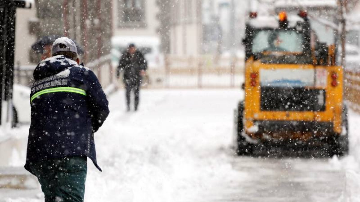 Erzurum ve Muş'ta 1303 yerleşim yeri ulaşıma kapandı