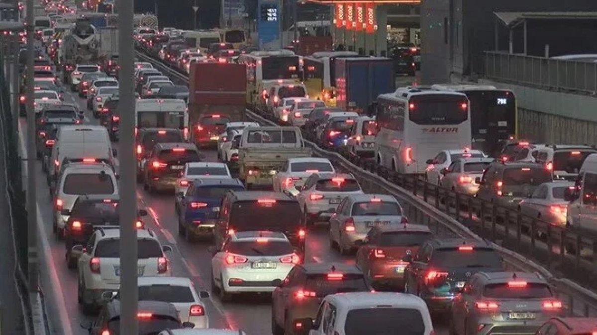 İstanbul'da akşam saatlerinde trafik yoğunluğu yüzde 80'i geçti