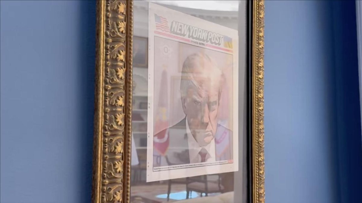 Trump'ın sabıka fotoğrafı Oval Ofis'in girişine asıldı