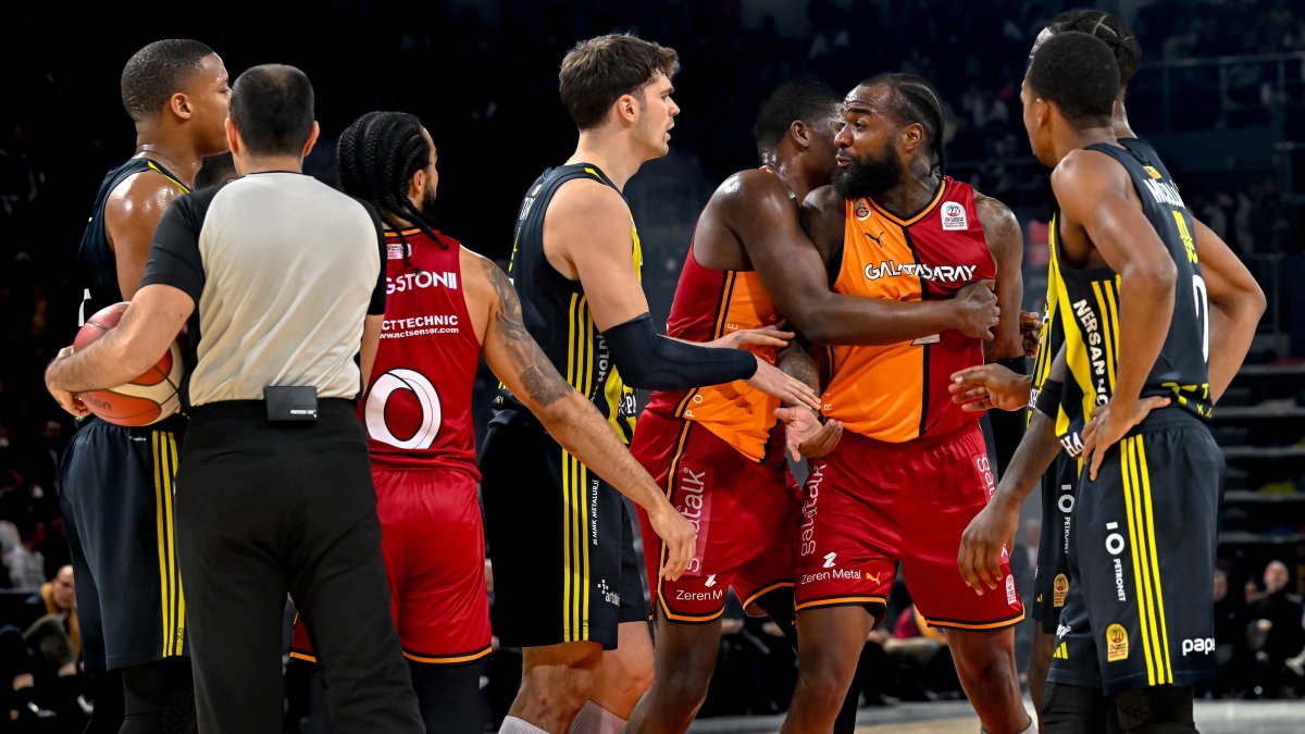 Potada olaylı derbi! Fenerbahçe - Galatasaray maçında tribünler boşaltıldı