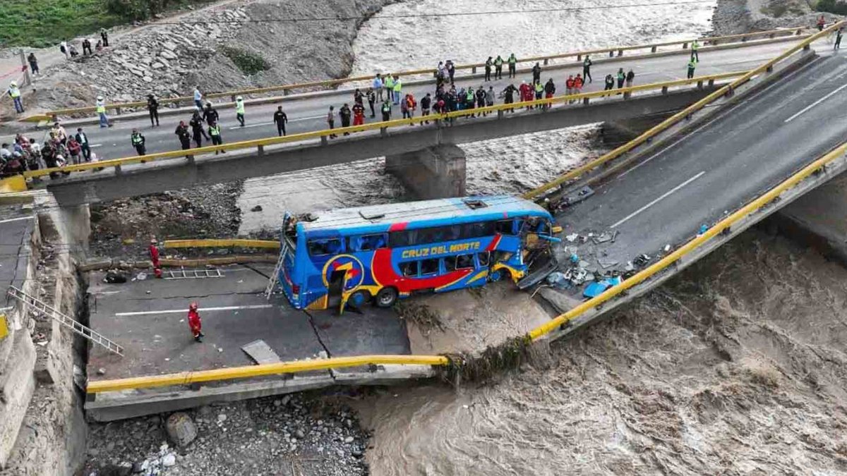 Peru'da köprü sel sularına yenildi: 1'i çocuk 2 ölü