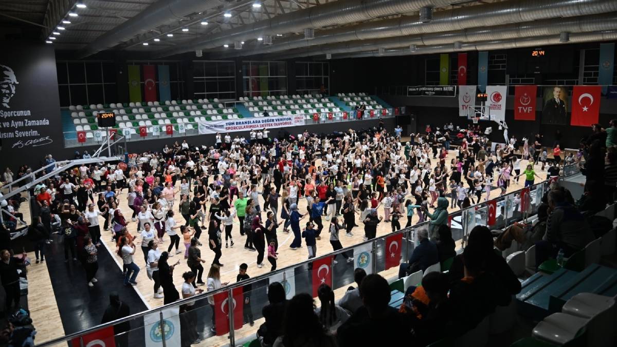 Manisa’da sevgililer günü coşkusu dansla kutlandı