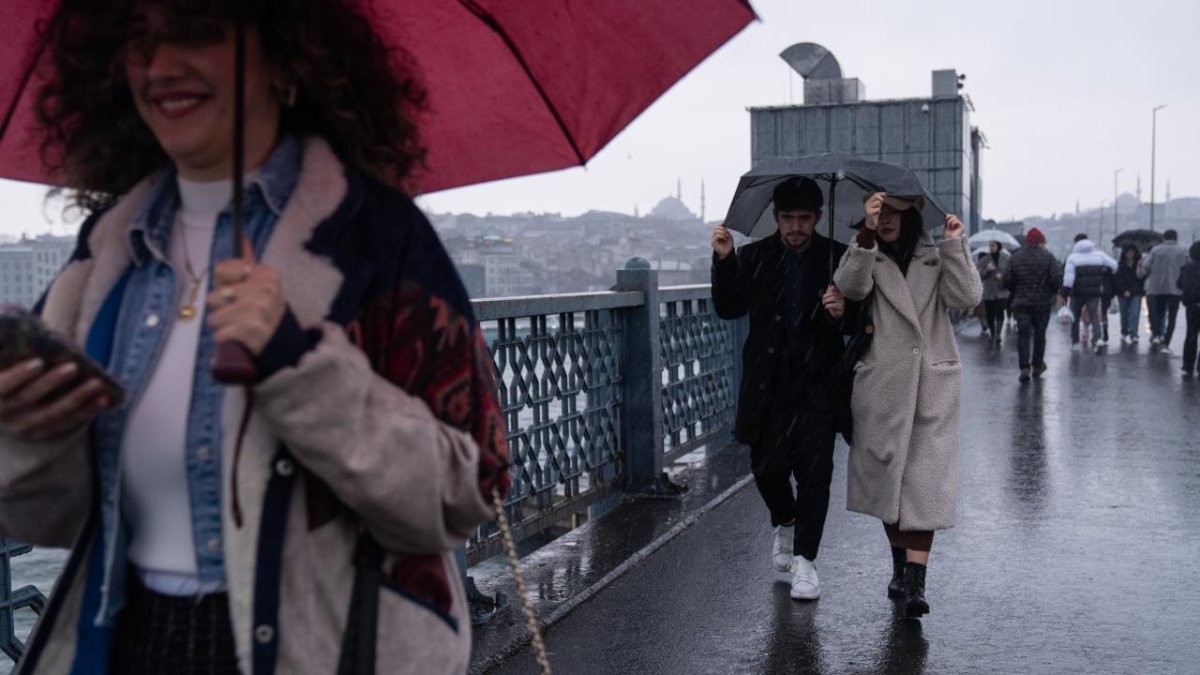 İstanbul’da sağanak yağış etkili oldu: Trafikteki yoğunluk artıyor