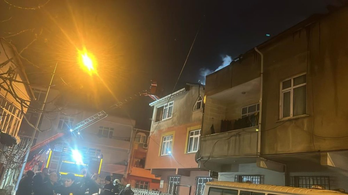 Darıca'da çatı yangını 3 katlı apartmana sıçradı: 1 kişi dumandan etkilendi