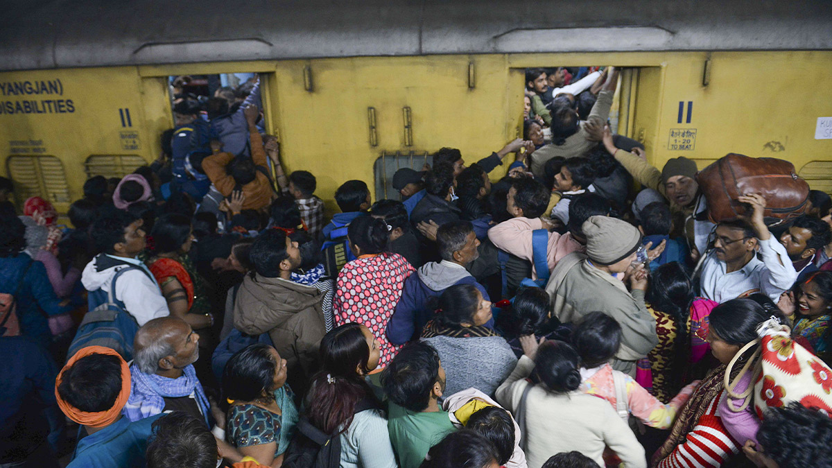 Hindistan'da tren istasyonunda izdiham: En az 16 ölü