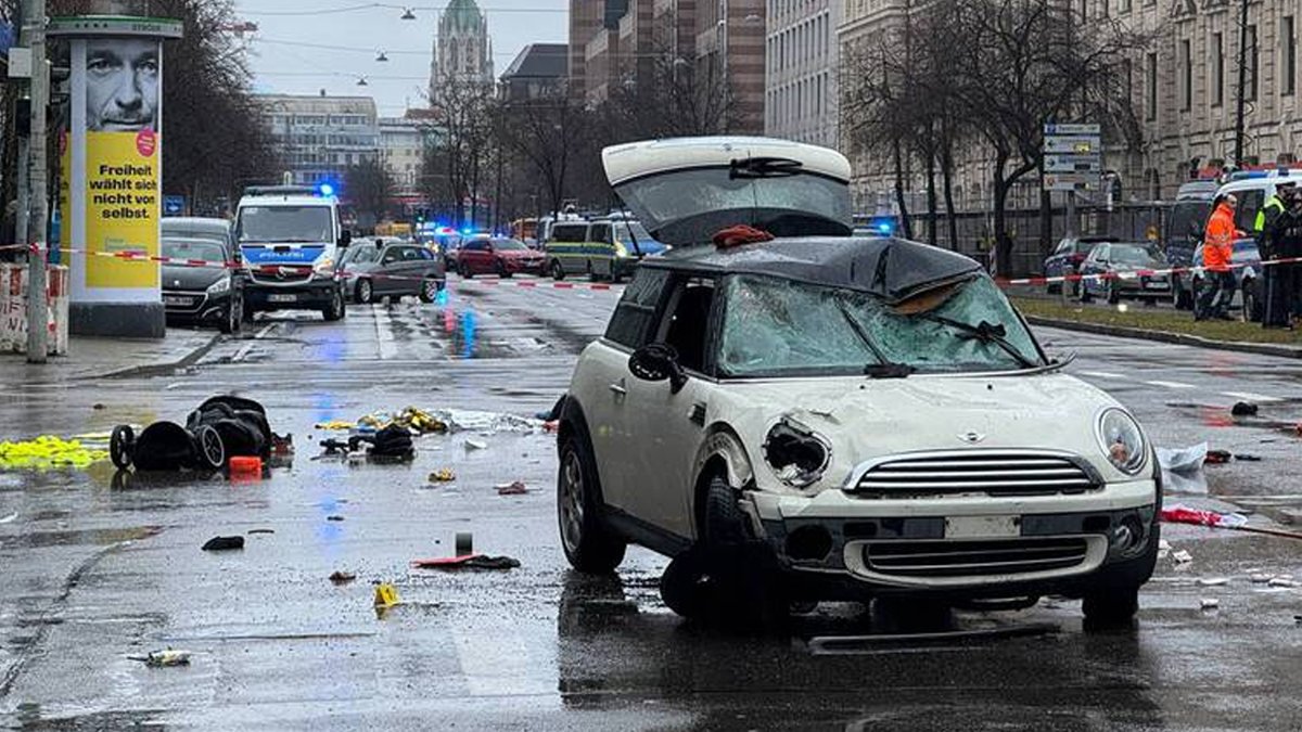 Almanya'da araç kalabalığın arasına dalmıştı: 2 yaşındaki çocuk ve annesi yaşam savaşını kaybetti
