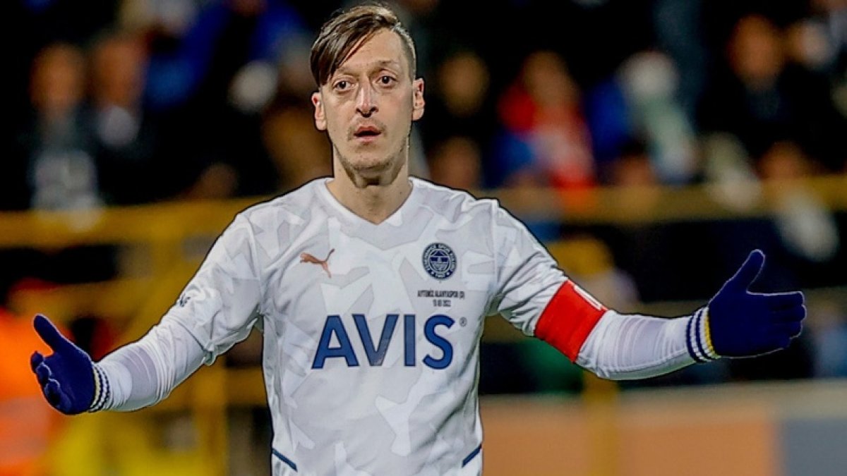 Mesut Özil'den şaşırtan Fenerbahçe itirafı: Futbolu Fenerbahçe'de bırakmak istedim ama...