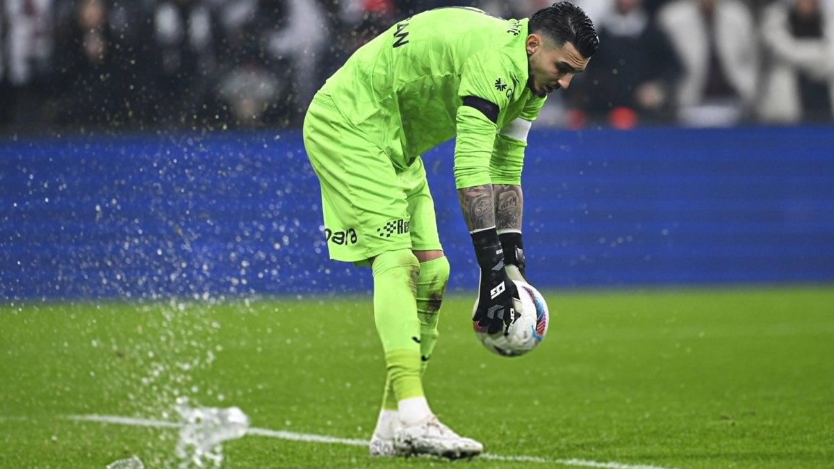 Beşiktaş taraftarı maç boyunca Uğurcan Çakır'a küfürler yağdırdı! Çirkin tezahüratlar maçın önüne geçti