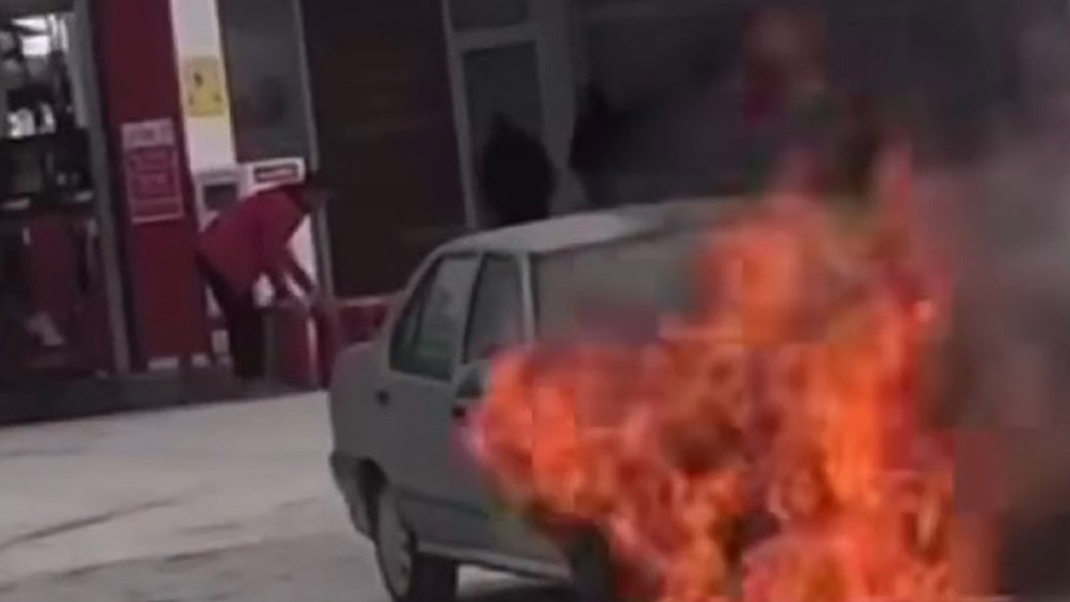 Kayseri'de korku dolu anlar! Seyir halindeki otomobil alev aldı