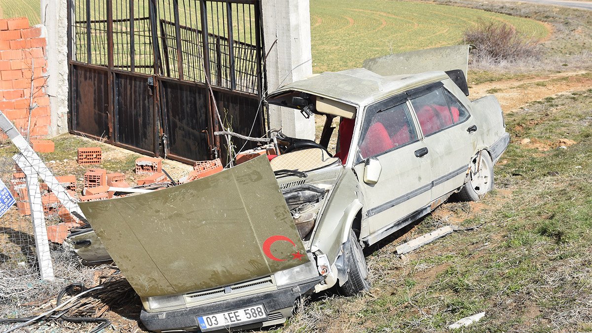 Afyonkarahisar'da feci kaza! Otomobil direğe çarptı: 1 ölü, 6 yaralı