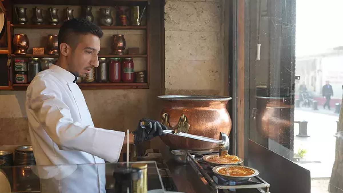 12 saatte pişiriliyor, sabahtan önünde kuyruk oluşuyor! Tadını bilen kilometrelerce yol gitmeyi göze alıyor