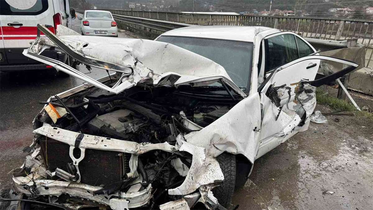 Sakarya'da feci kaza! Bariyerlere çarpan otomobilin sürücüsü hayatını kaybetti