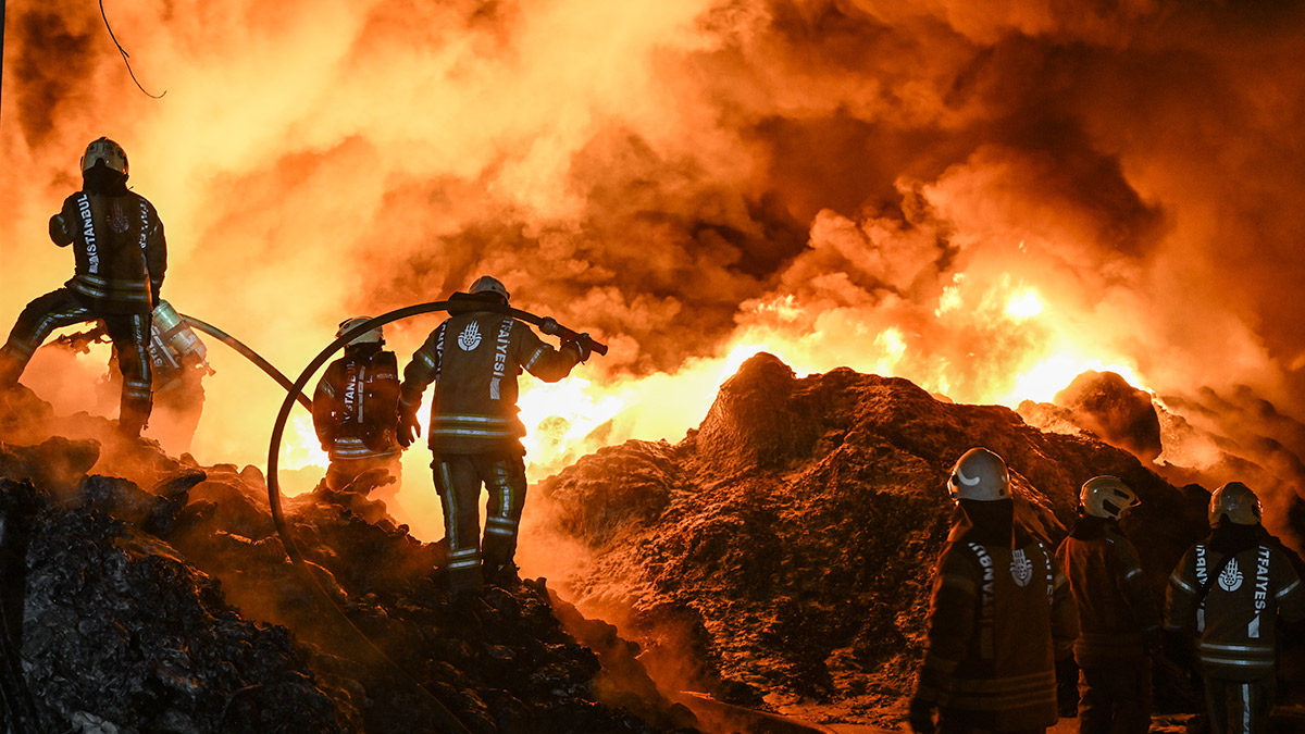 Avcılar’da plastik geri dönüşüm tesisinde yangın! 20 ilçeden itfaiye ekibi olay yerinde