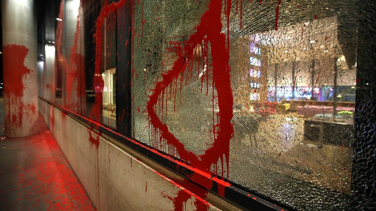 Filistin destekçisi aktivistlerden Gazze protestosu: BBC binasını kırmızıya boyadılar