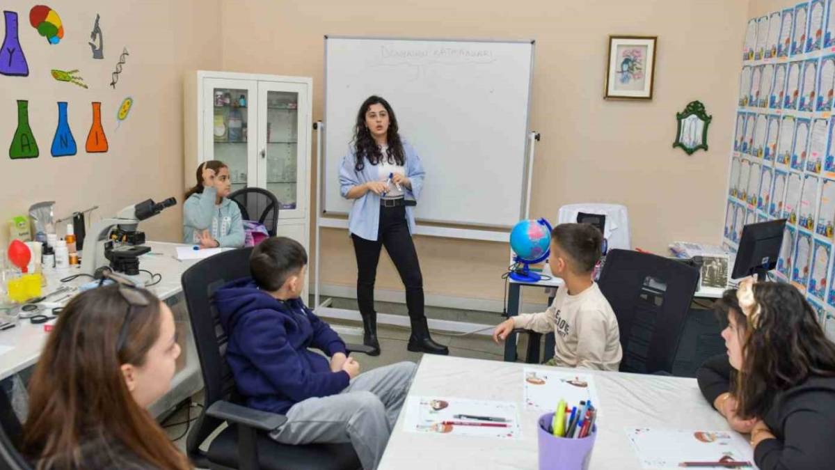 Çocuklar bu atölyede hem öğreniyor hem sosyalleşiyor