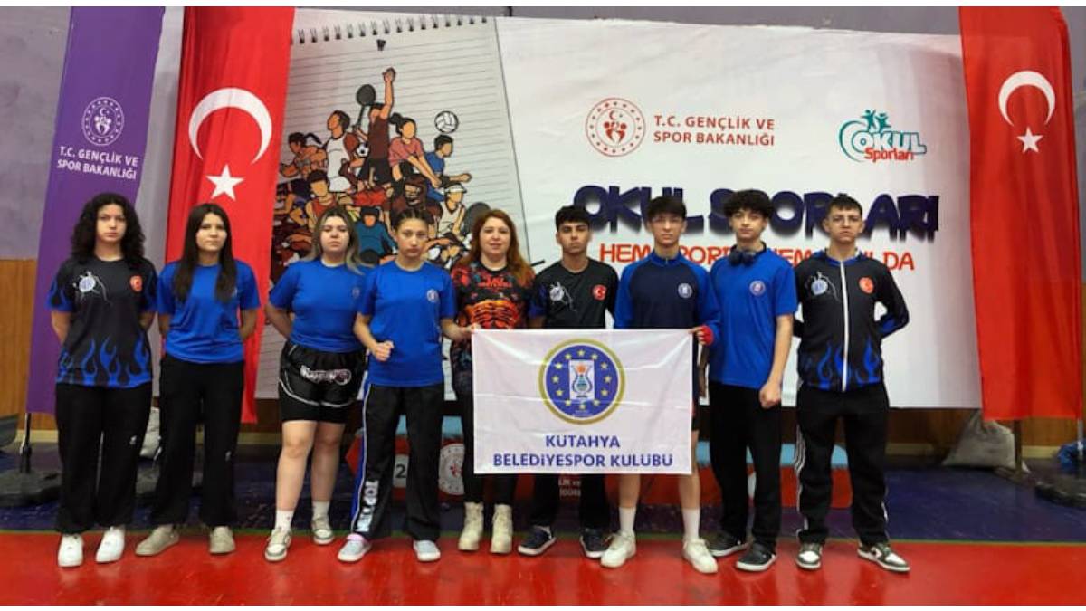 Genç sporcular madalyalarla döndü