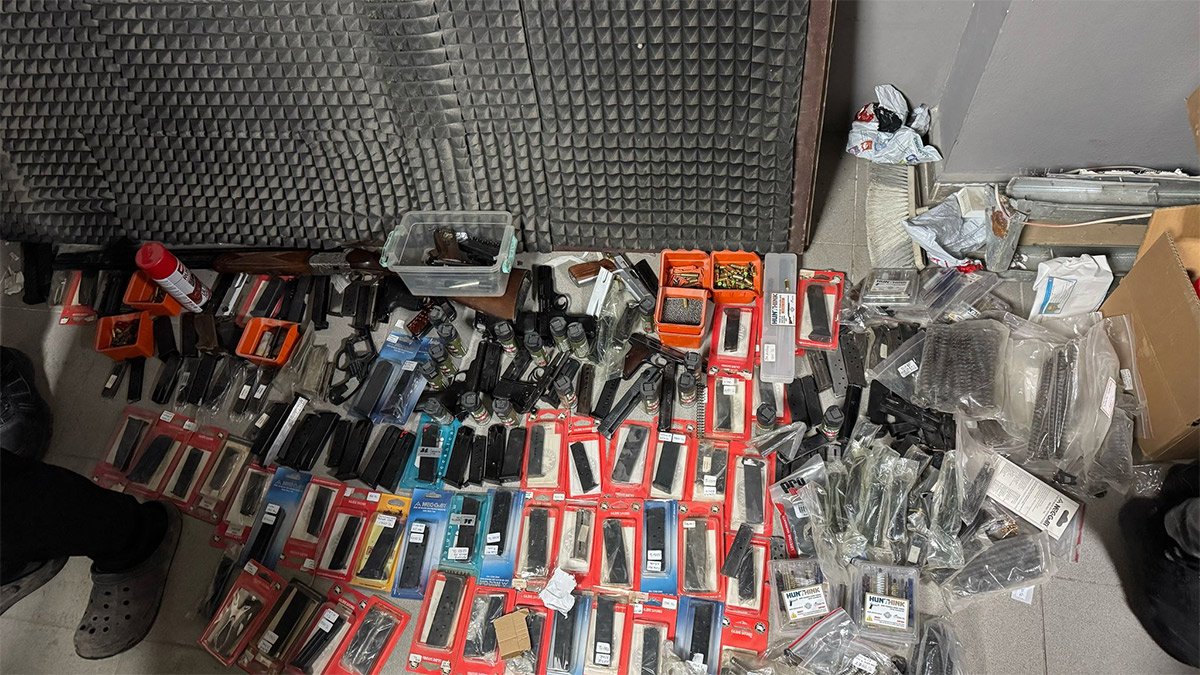 Yol verme tartışmasında 1 kişiyi öldürmüştü! Firari, cephanelik gibi evde yakalandı