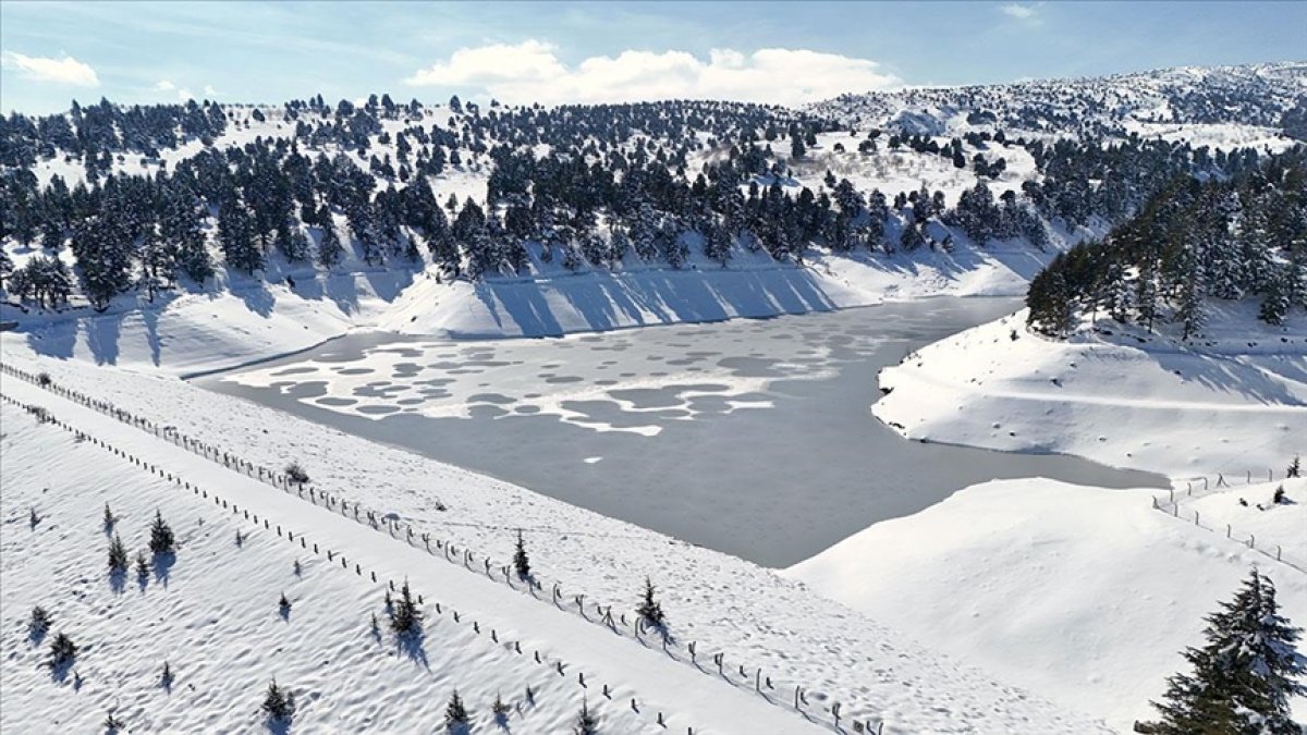 Soğuk hava şehri dondurdu! O göl tamamen buzla kaplandı: Ortaya masallardan fırlamış manzara çıktı