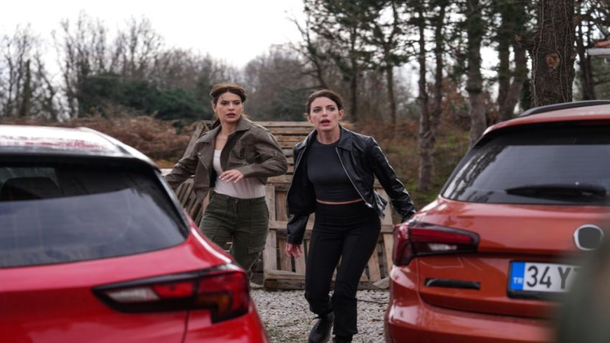 Film çekimine giderken uçağa yıldırım isabet etti! 2 güzel oyuncu gözyaşlarına hakim olamadı: Film çekimi ertelendi