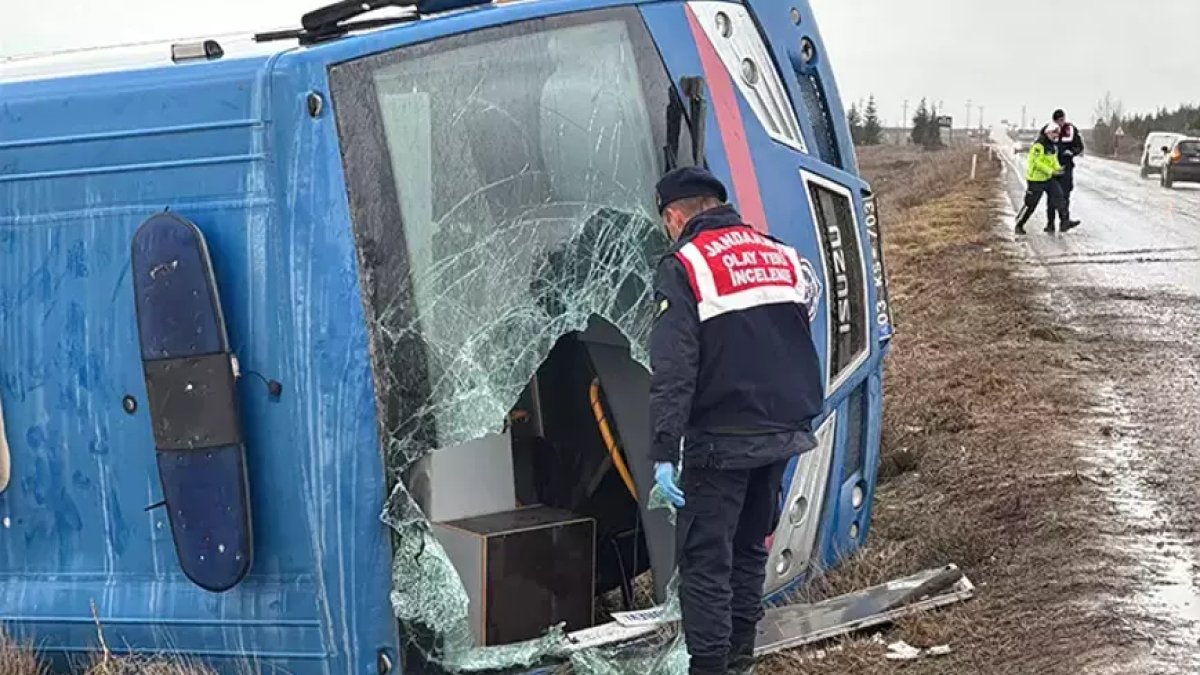 Afyonkarahisar'da cezaevi aracı devrildi: 14 kişi yaralandı