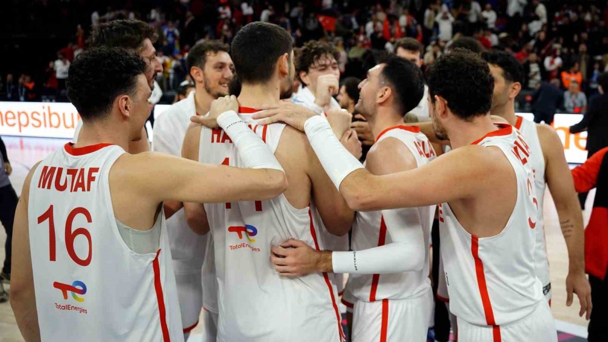 12 Dev Adam İtalya'ya karşı: A Milli Basketbol Takımı 1042. kez parkede