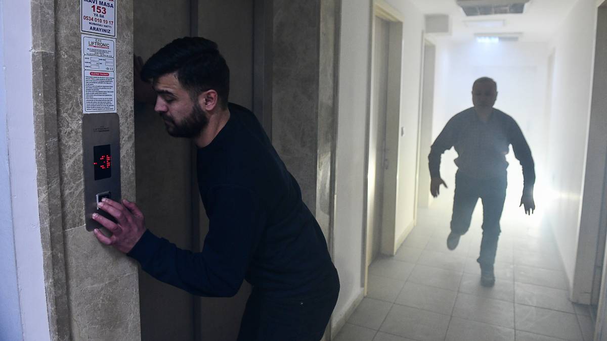 Ankara İtfaiyesinden hayati uyarı: Yangın merdivenlerini amacı dışında kullanmayın